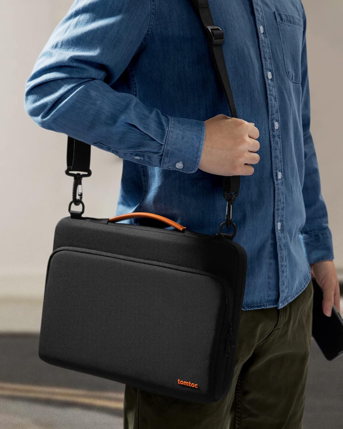 tui-deo-cheo-tomtoc-defender-a40-black-07 Túi Chống Sốc Tomtoc Defender A40 - Black